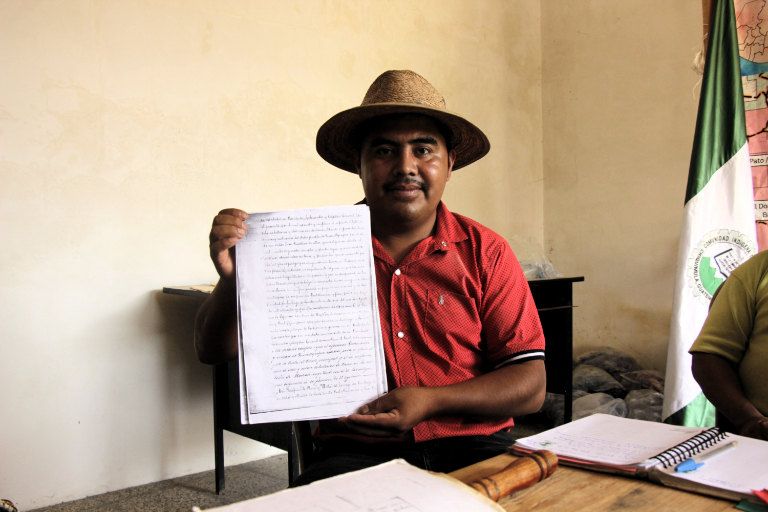 Marvin Arnoldo Najera López enseña el título histórico de las tierras. 